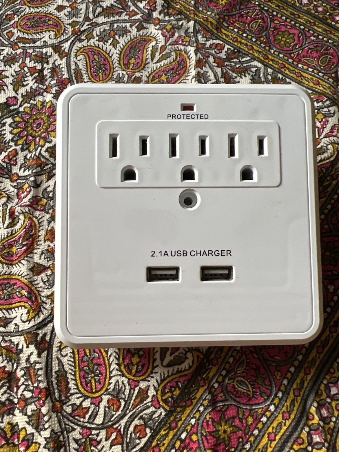 Multi plug outlet with usb