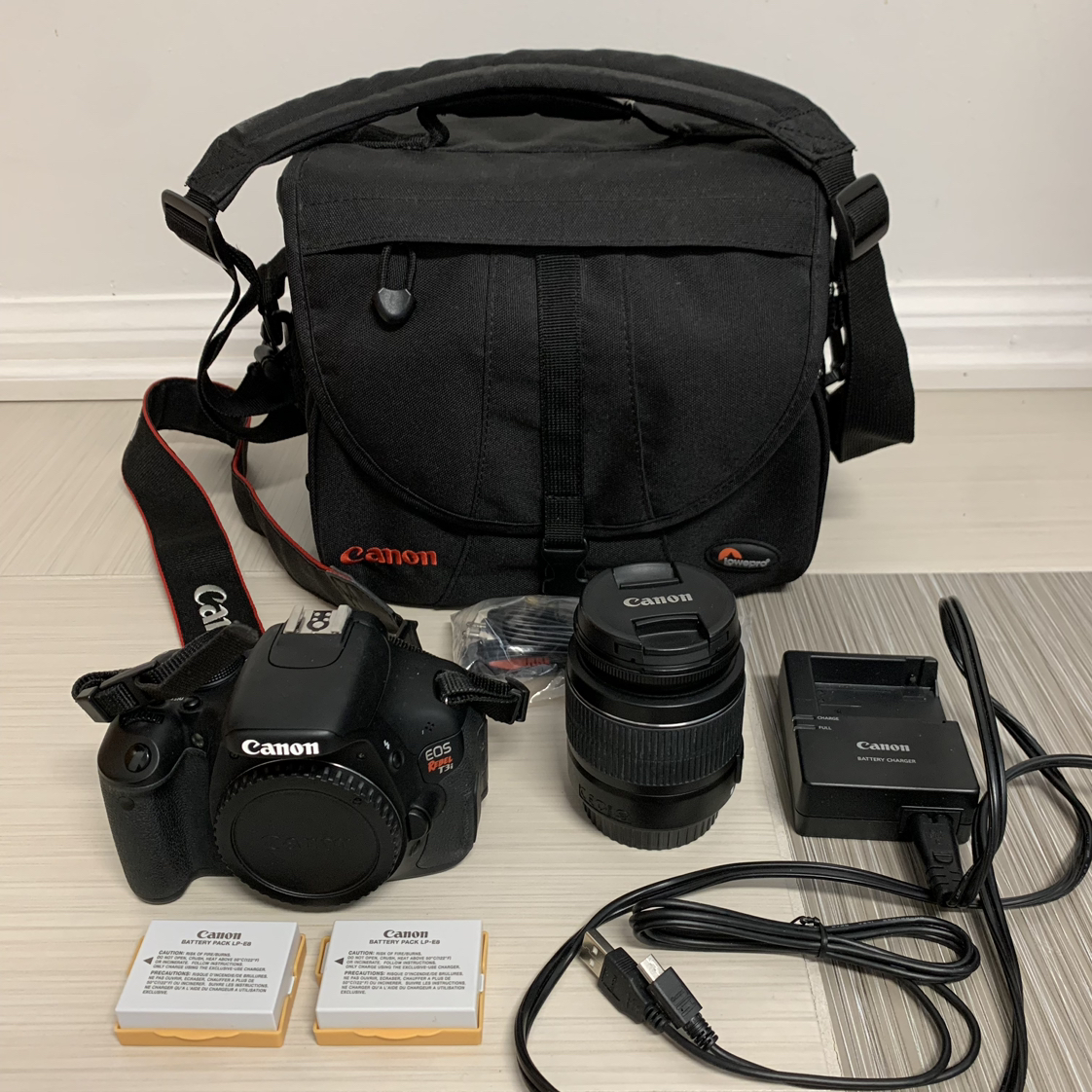 Canon Rebel T3i / EOS 600D Camera + Bag