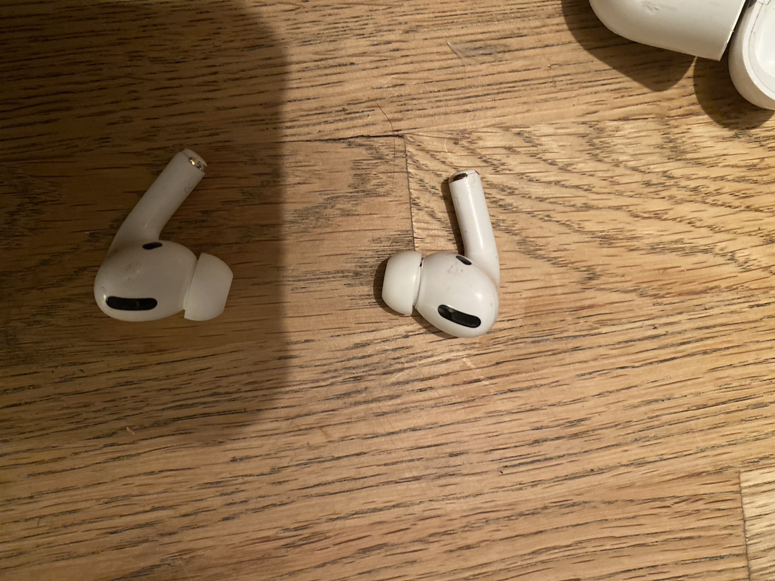 used apple airpod pros - photo 2
