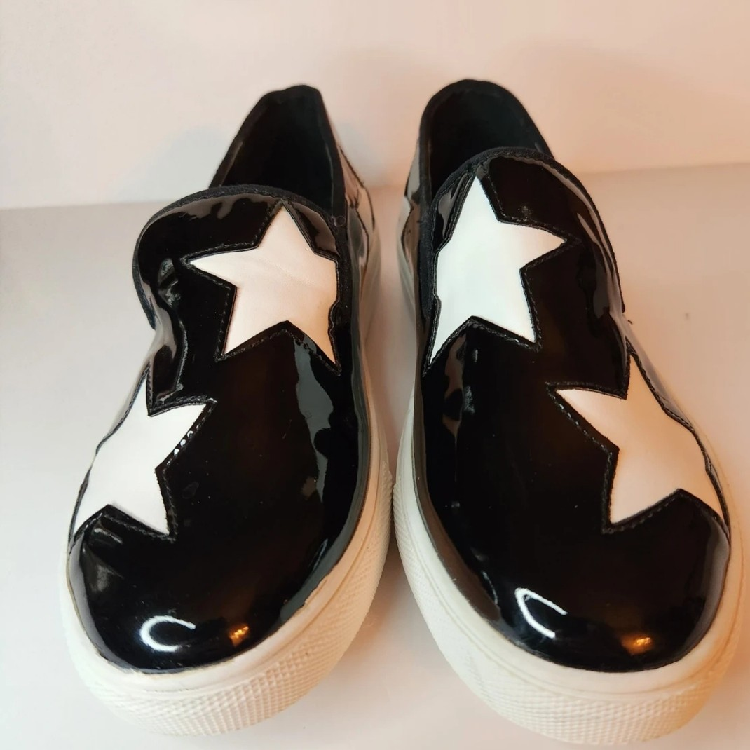 SPECTACULAR BLACK/WHITE PATENT SLIP ONS WITH STARS - photo 2