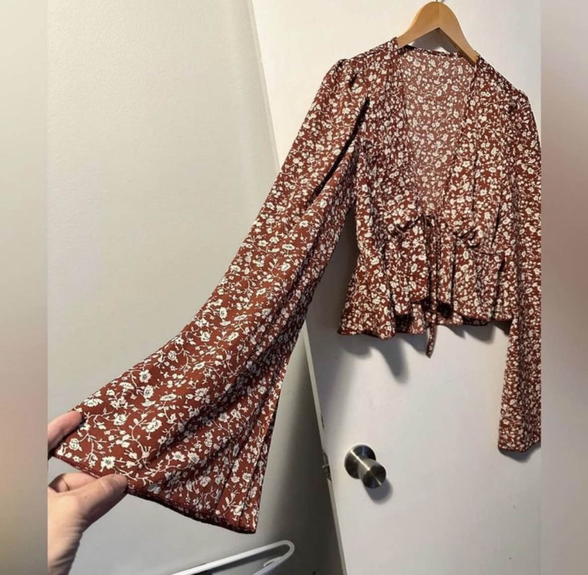 Brown and floral tie up shrug style with long bell sleeves SZ 6 image indicator(5)