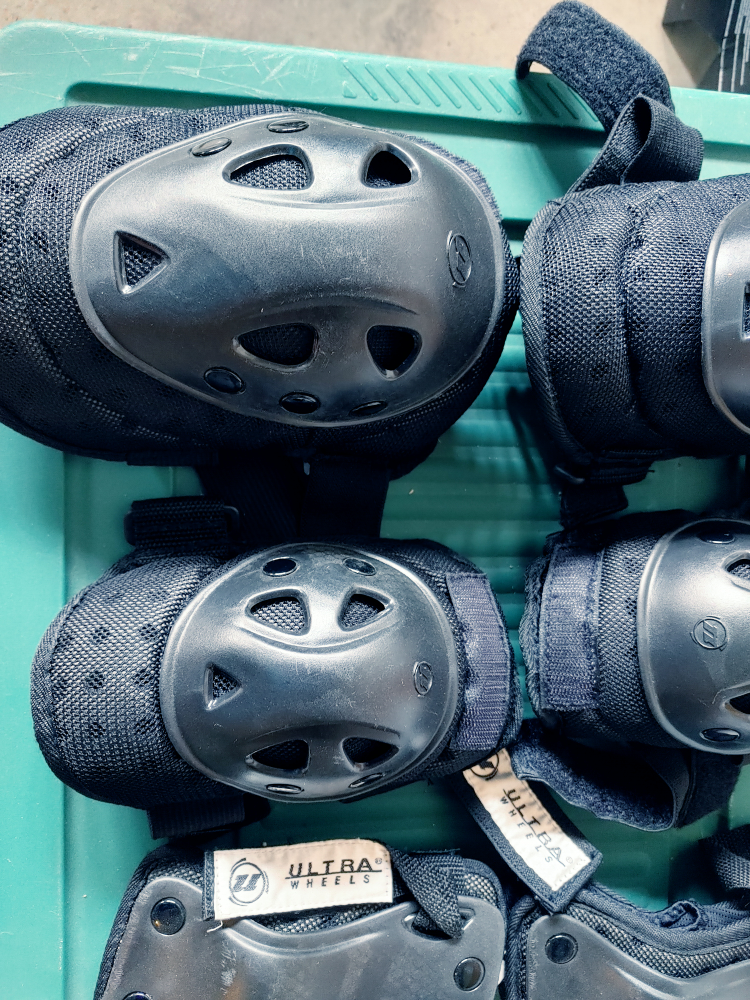 Women's Wrist, Knee and Elbow Pads Protectors image indicator(2)