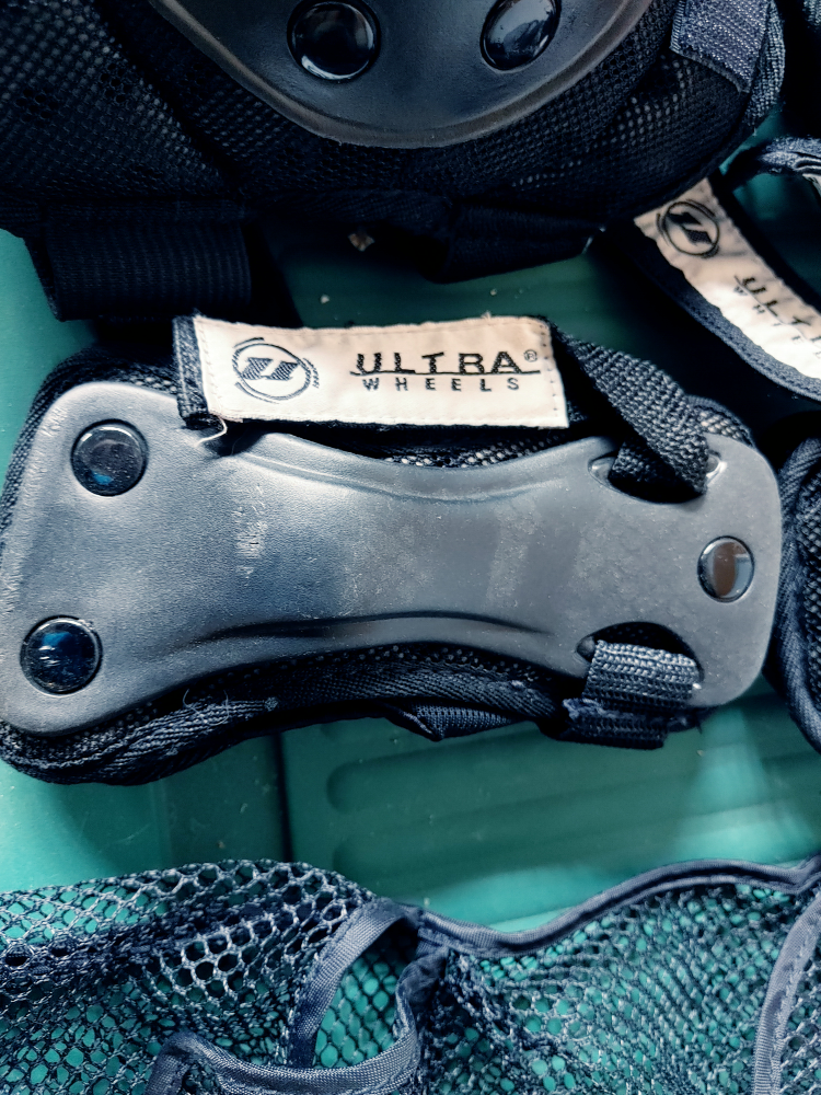 Women's Wrist, Knee and Elbow Pads Protectors image indicator(4)