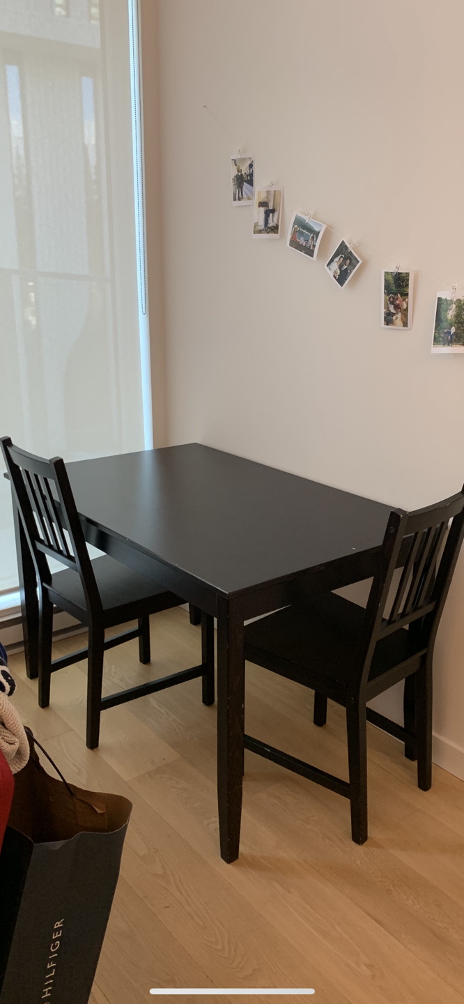 Table with 2 chairs
