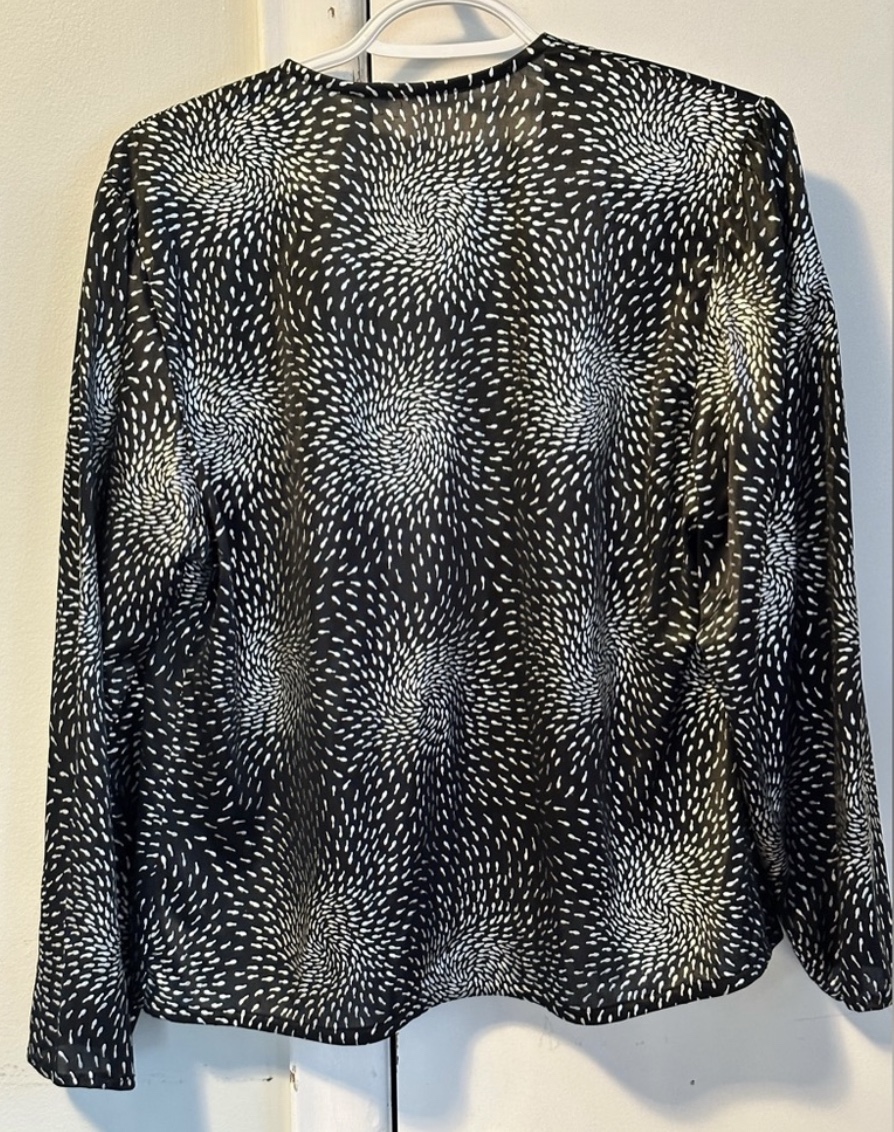 Stunning black and silver light weight blazer sz L image indicator(2)