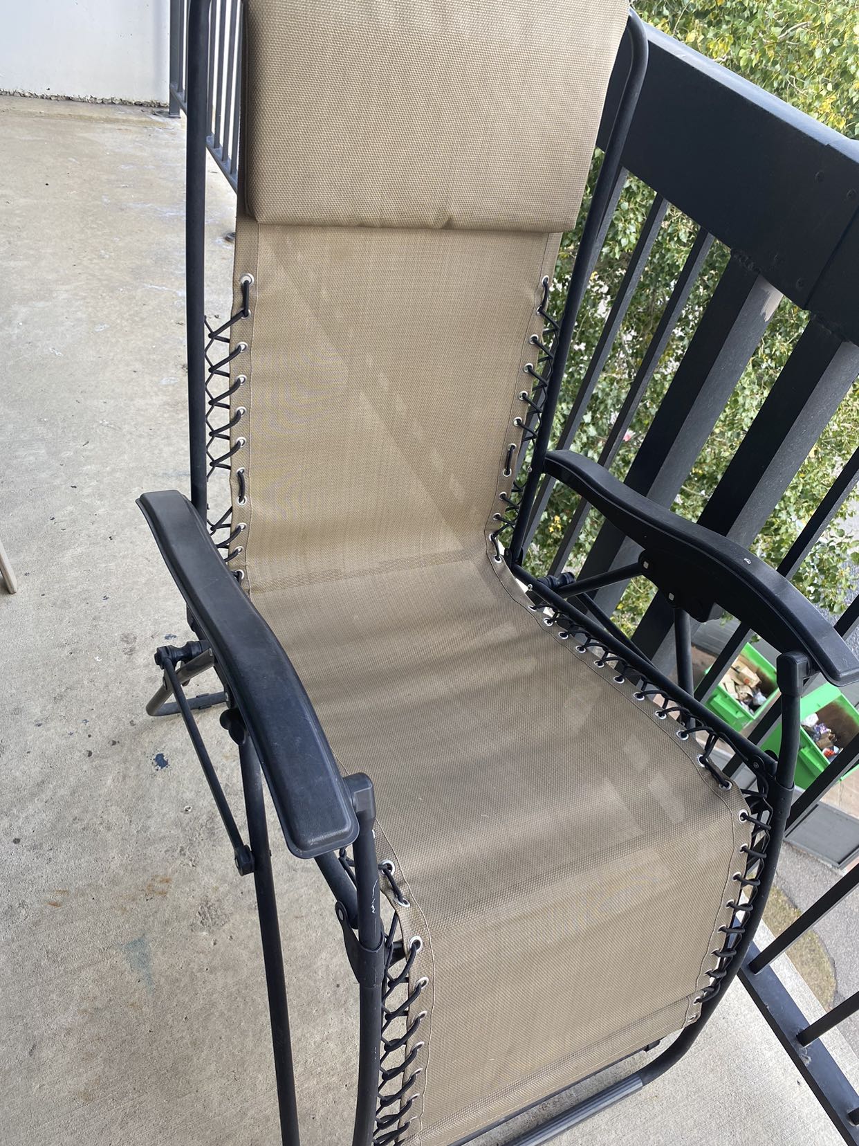 Outdoor folding lawn chair