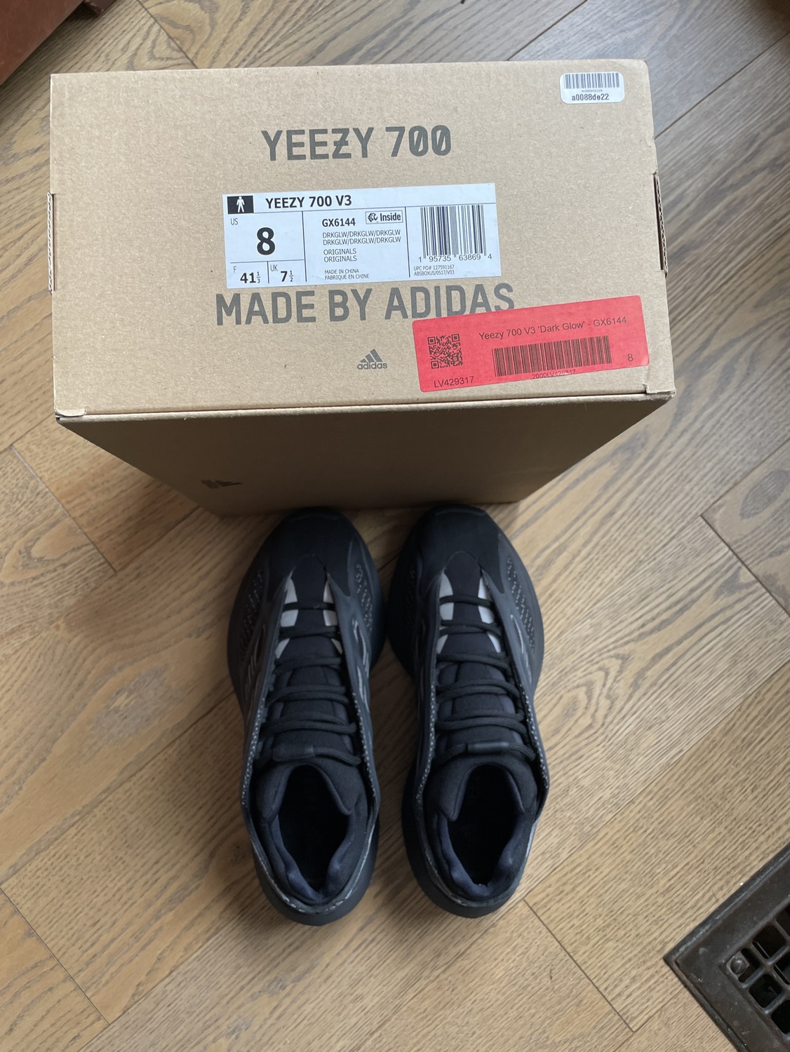 Yeezy 700v3 Dark Glow size 7.5