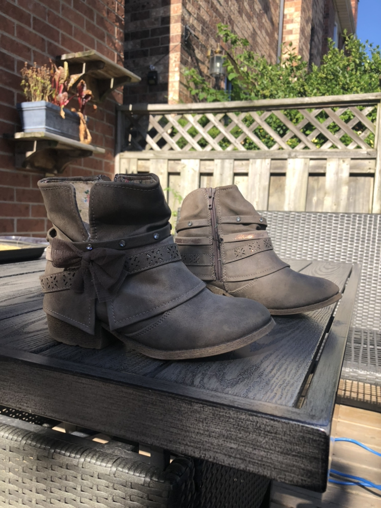 Girls boots thumbnail