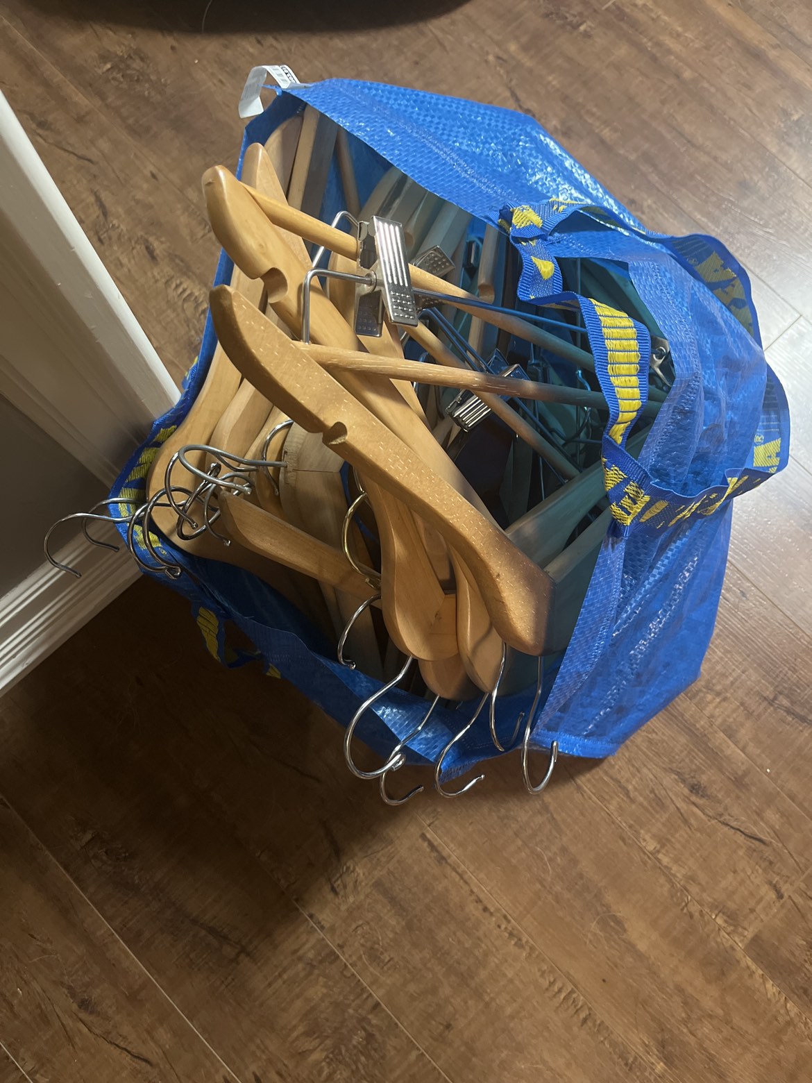 Bag of mixed wood hangers 40