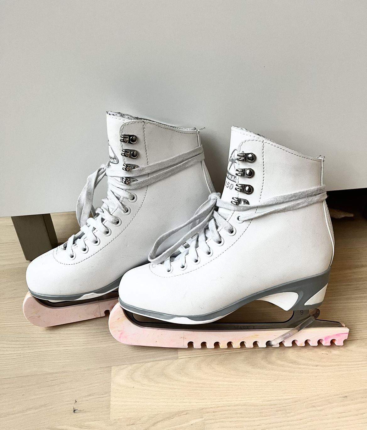 Jackson 150 skates excellent condition W6/5.5 with blade covers thumbnail