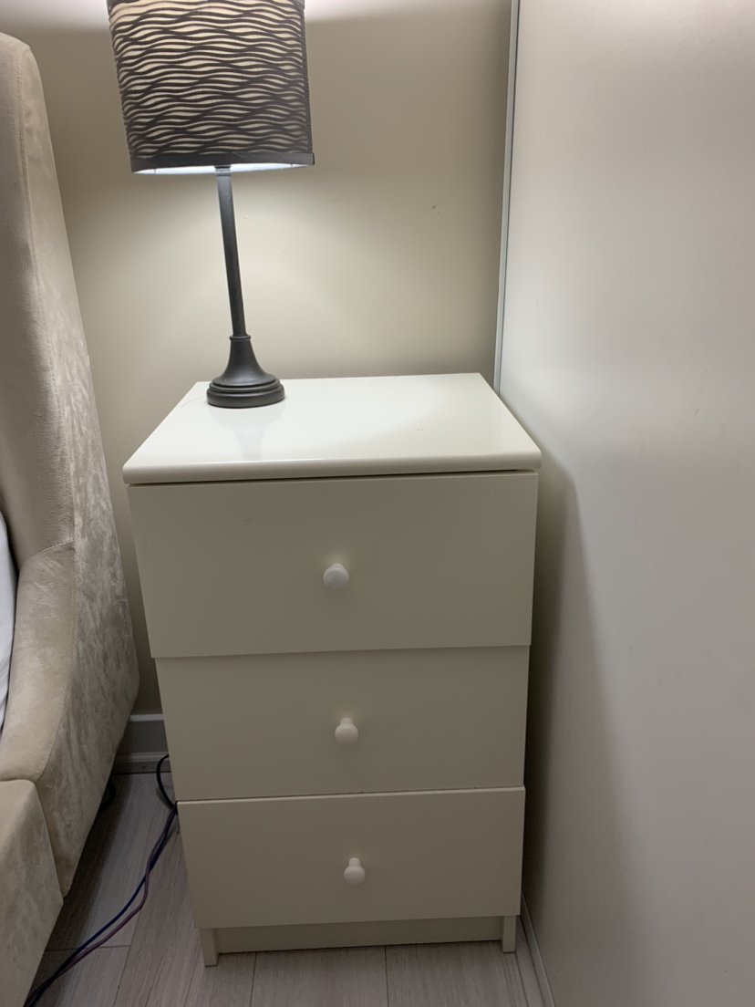 2 nightstands + 2 lamps