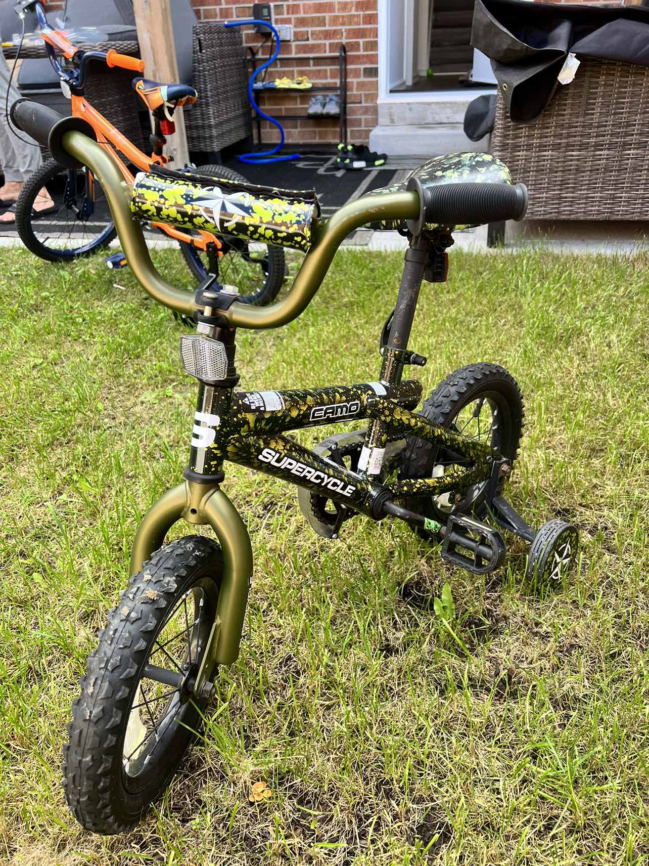 Bike with training wheels, 16-in - photo 3