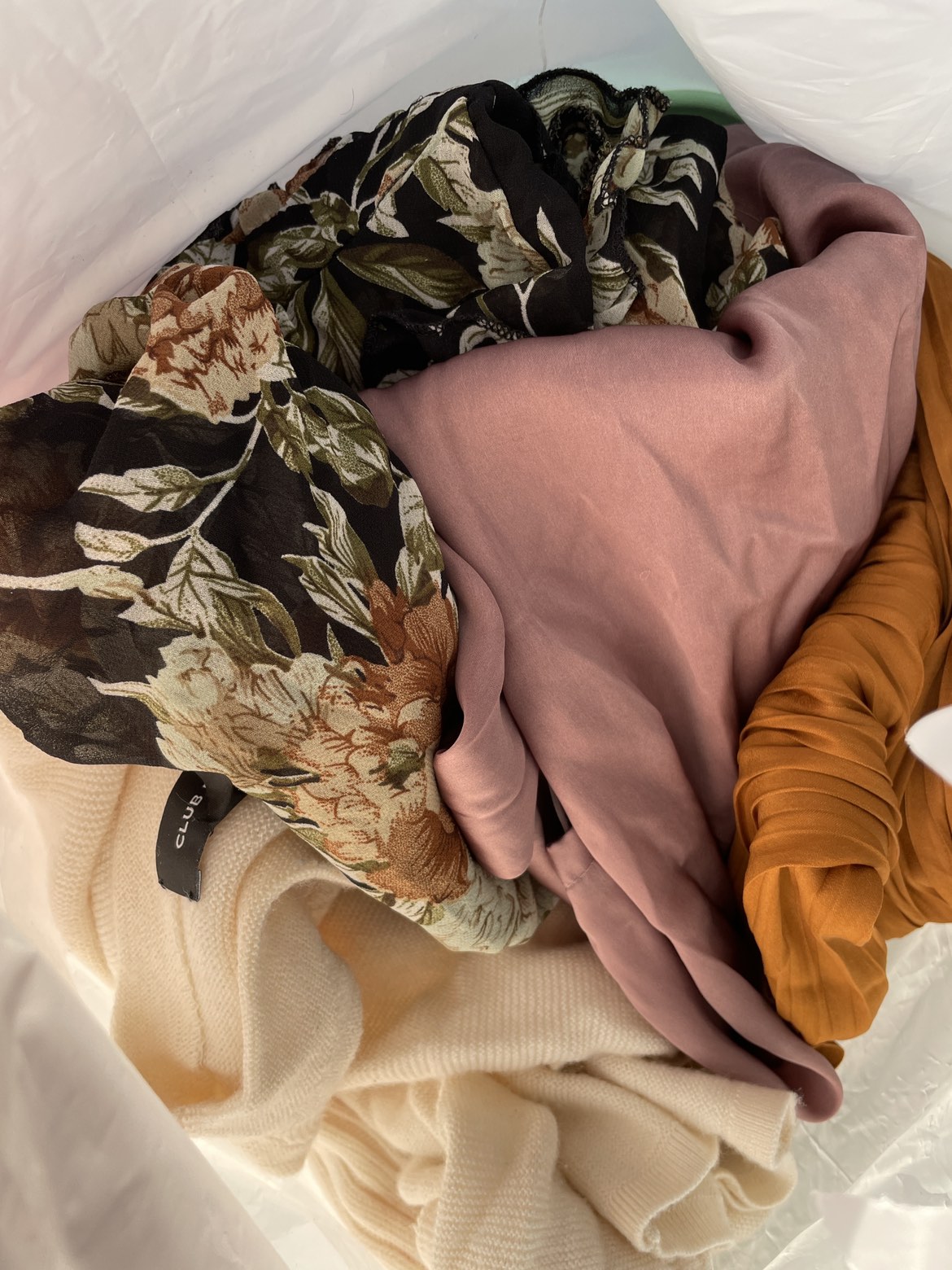 Bag of women clothes (free) thumbnail