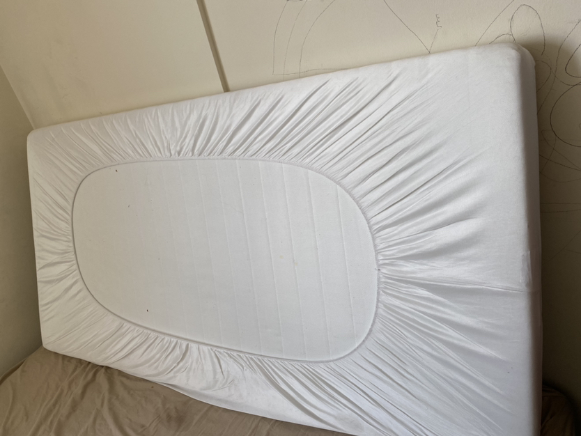 IKEA twin bed with mattress protector - photo 2