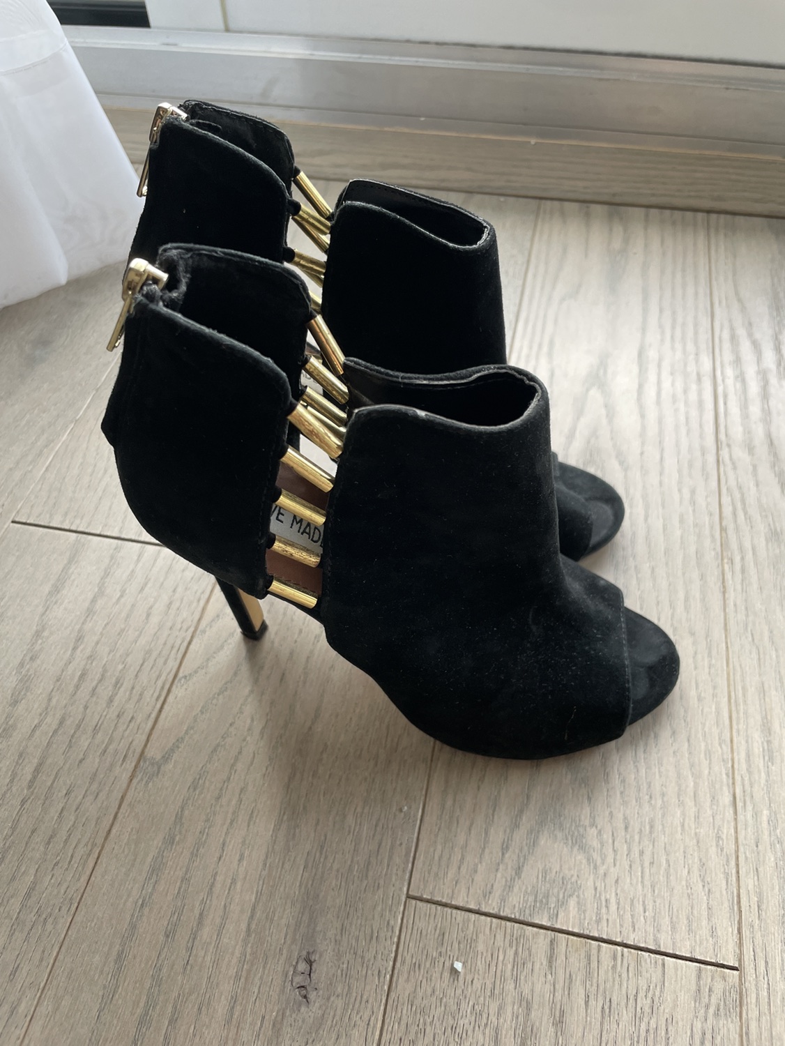 Black and gold heel image indicator(3)