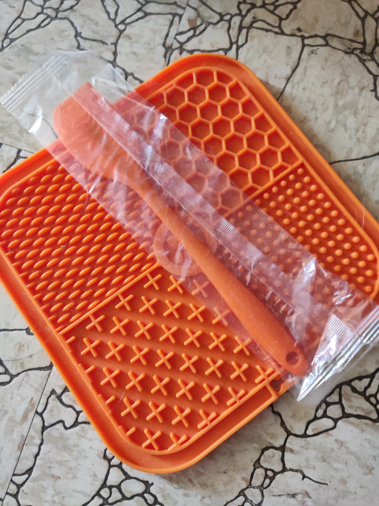 Lick mat for dogs or cats - photo 2