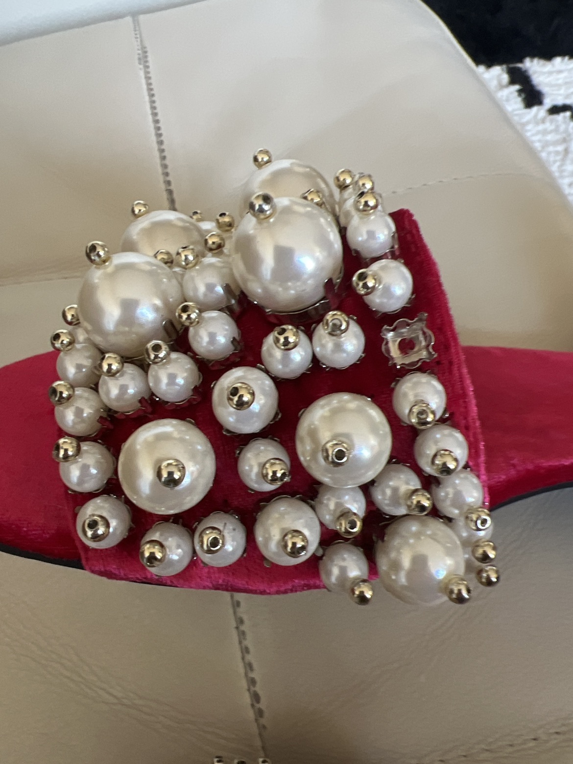 Red velvet, Pearl adorned slides - photo 2