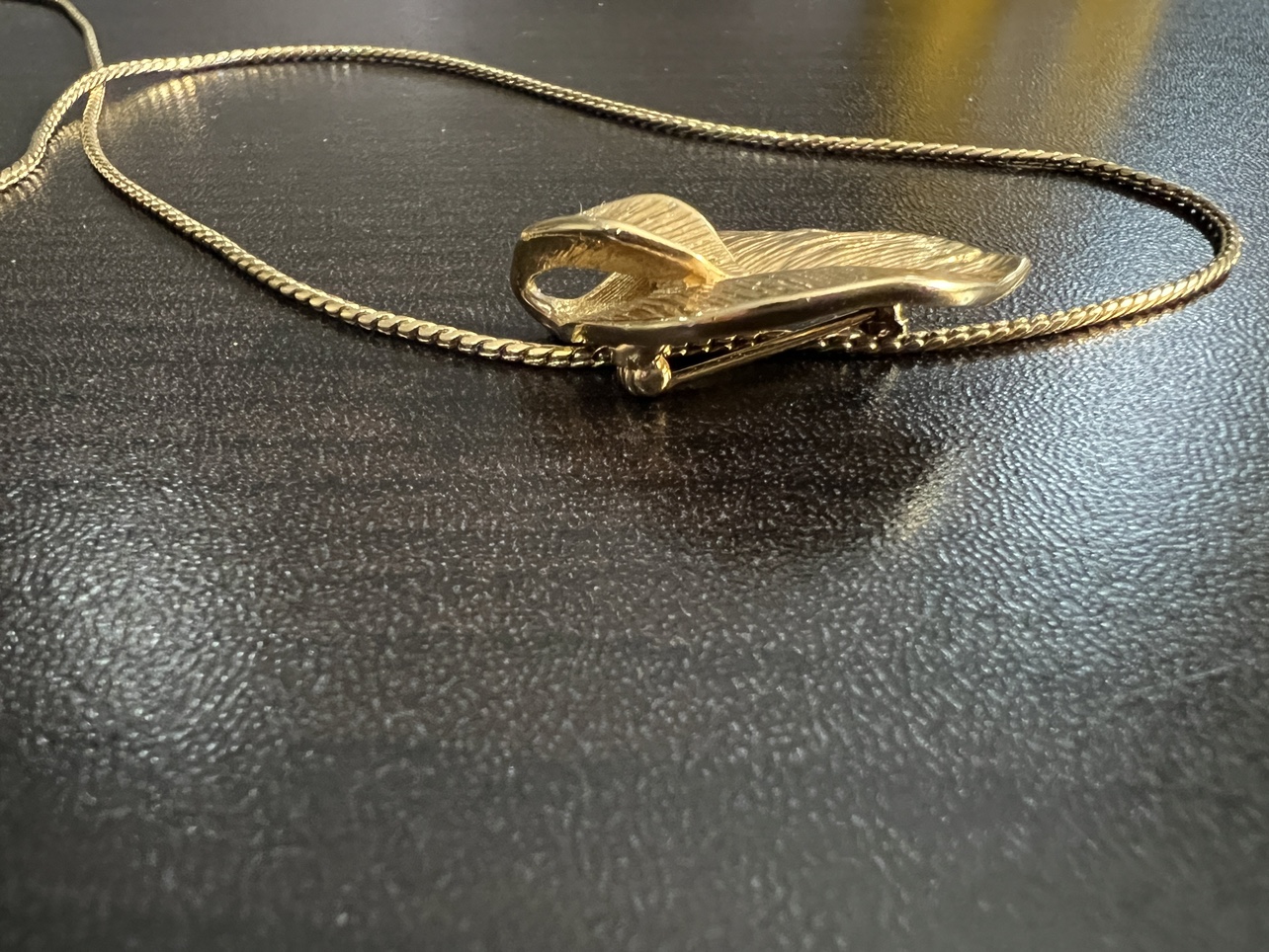 gold tone necklace leaf pendant that is also a brooch. - photo 3