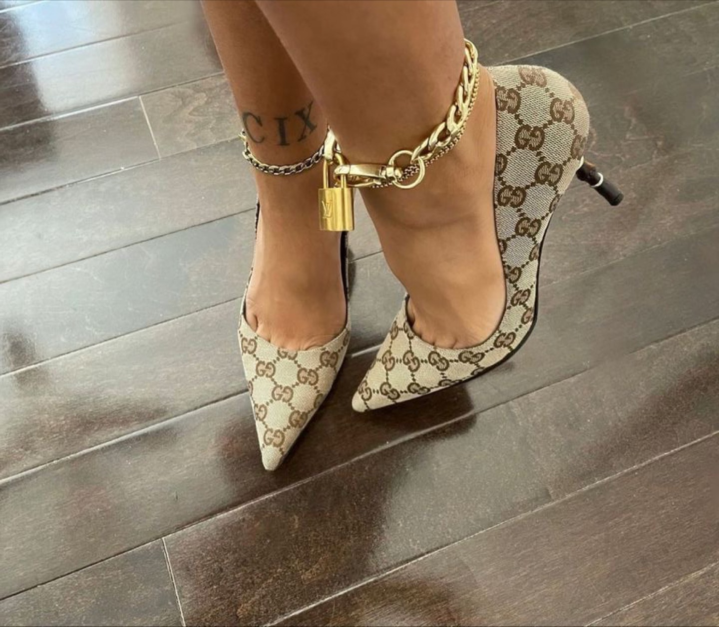 Vintage Gucci GG Pumps
