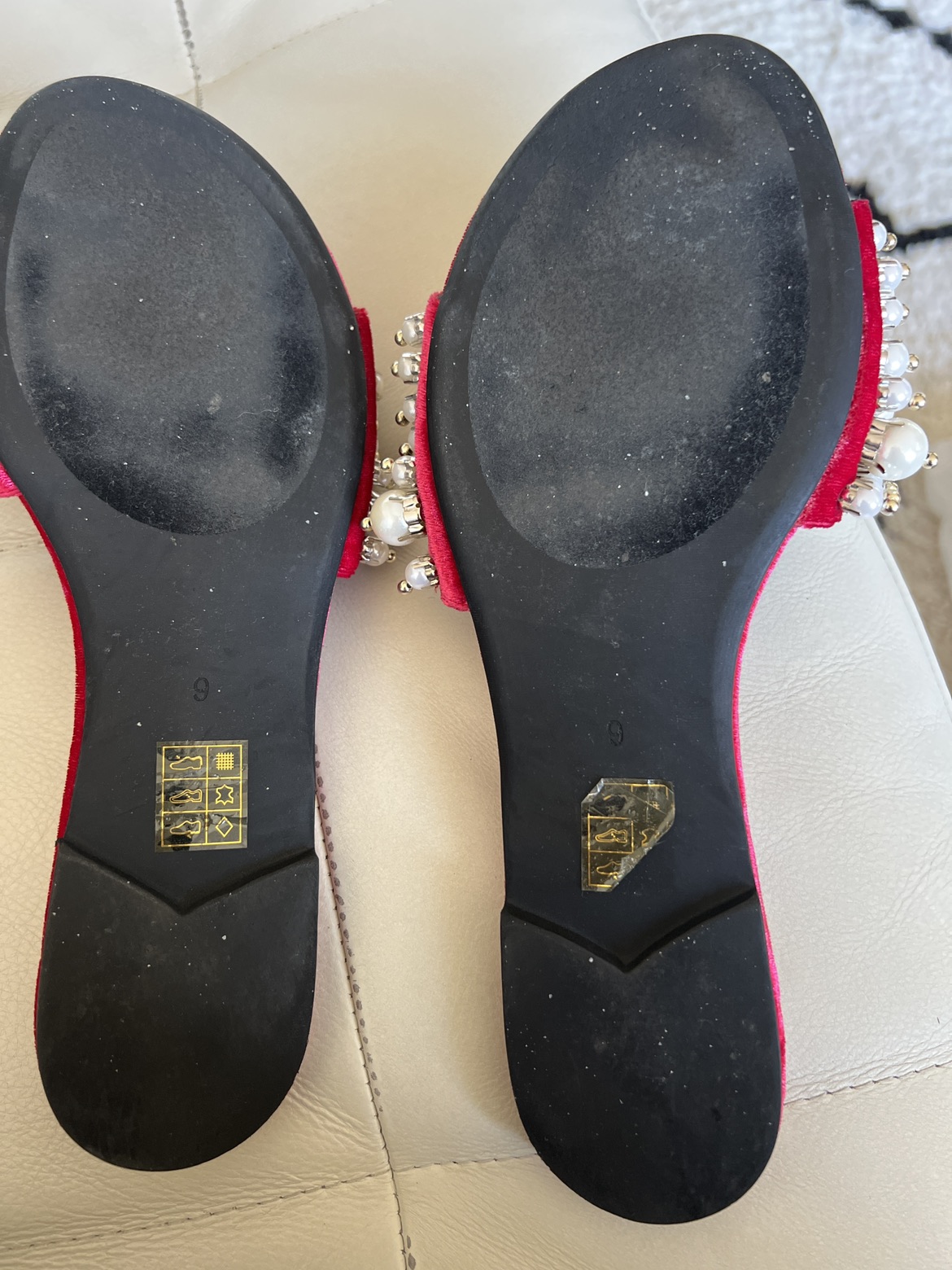 Red velvet, Pearl adorned slides - photo 4