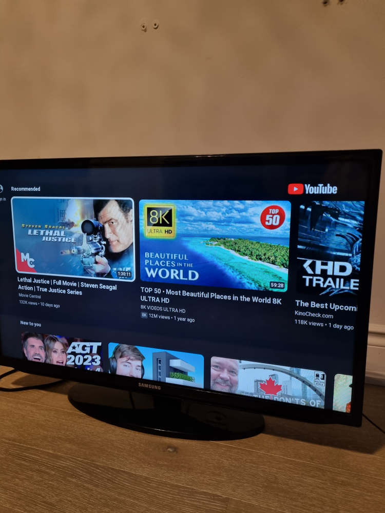 Samsung smart TV 32 ' model un32h5203af