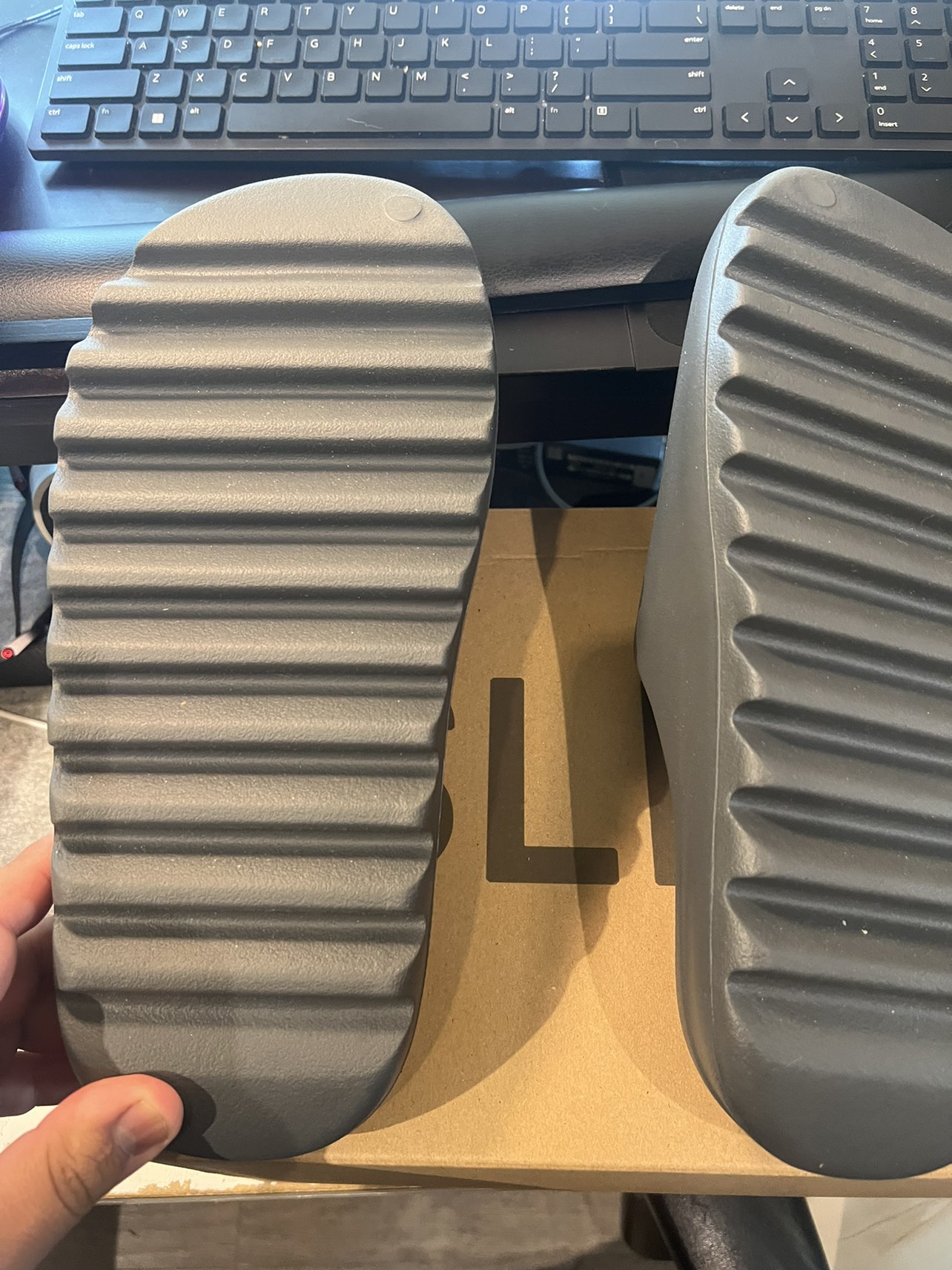 Yeezy slides - photo 2