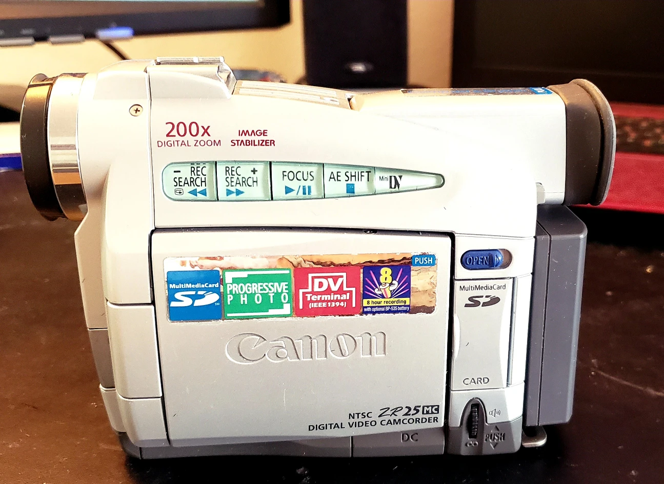 Canon ZR 25 MC Mini DV -- for your collection or your parts image indicator(10)