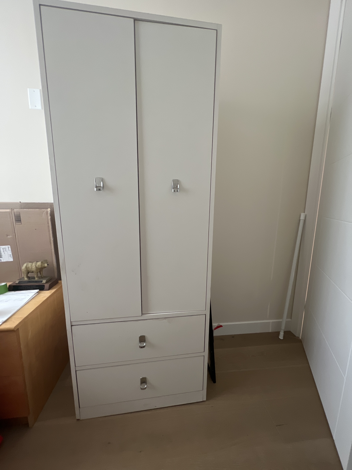 Clothing cabinet / Armoire