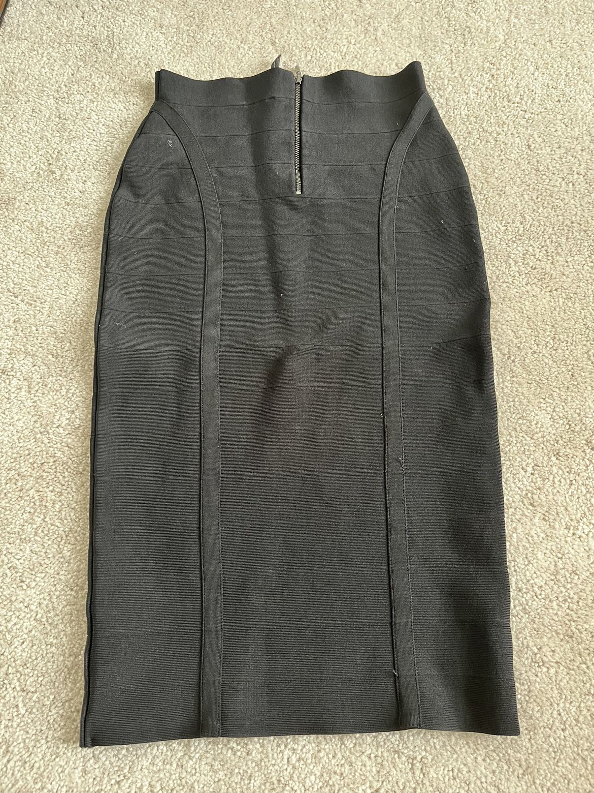 Guess size Medium pencil skirt image indicator(2)