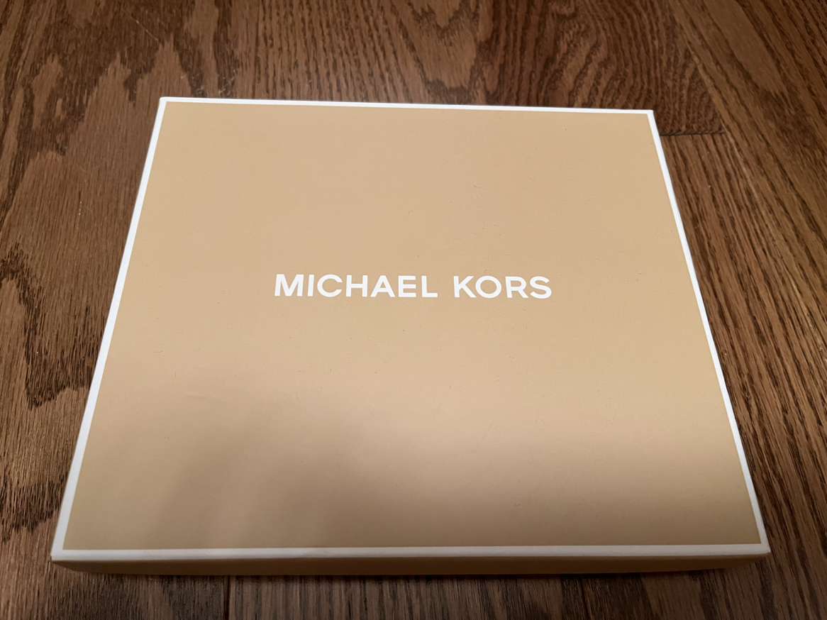 Michael Kors passport holder and luggage tag set image indicator(2)