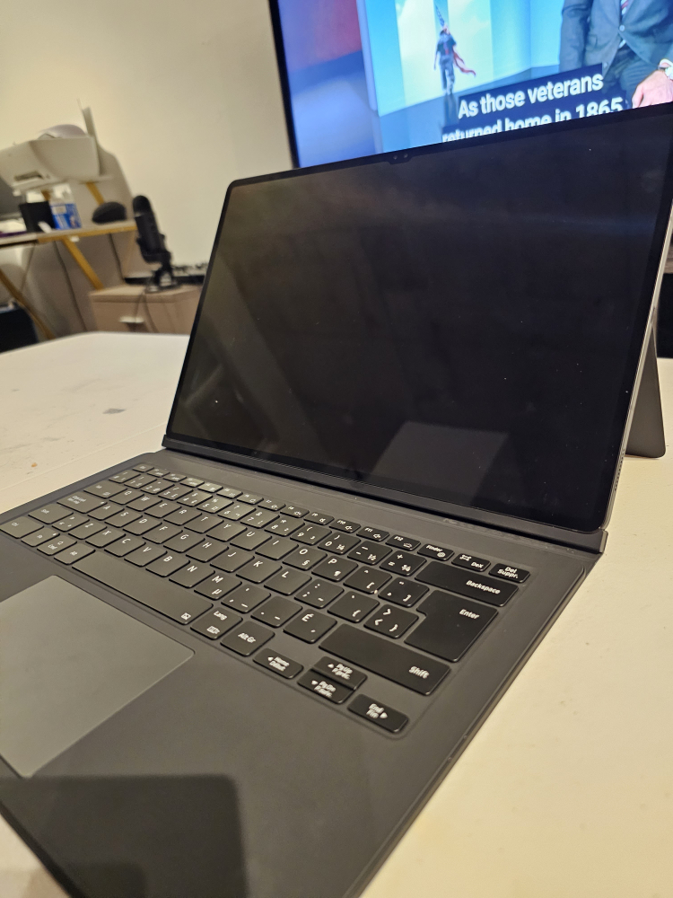 Samsung Galaxy Tab S8 Ultra w/ Keyboard - photo 4