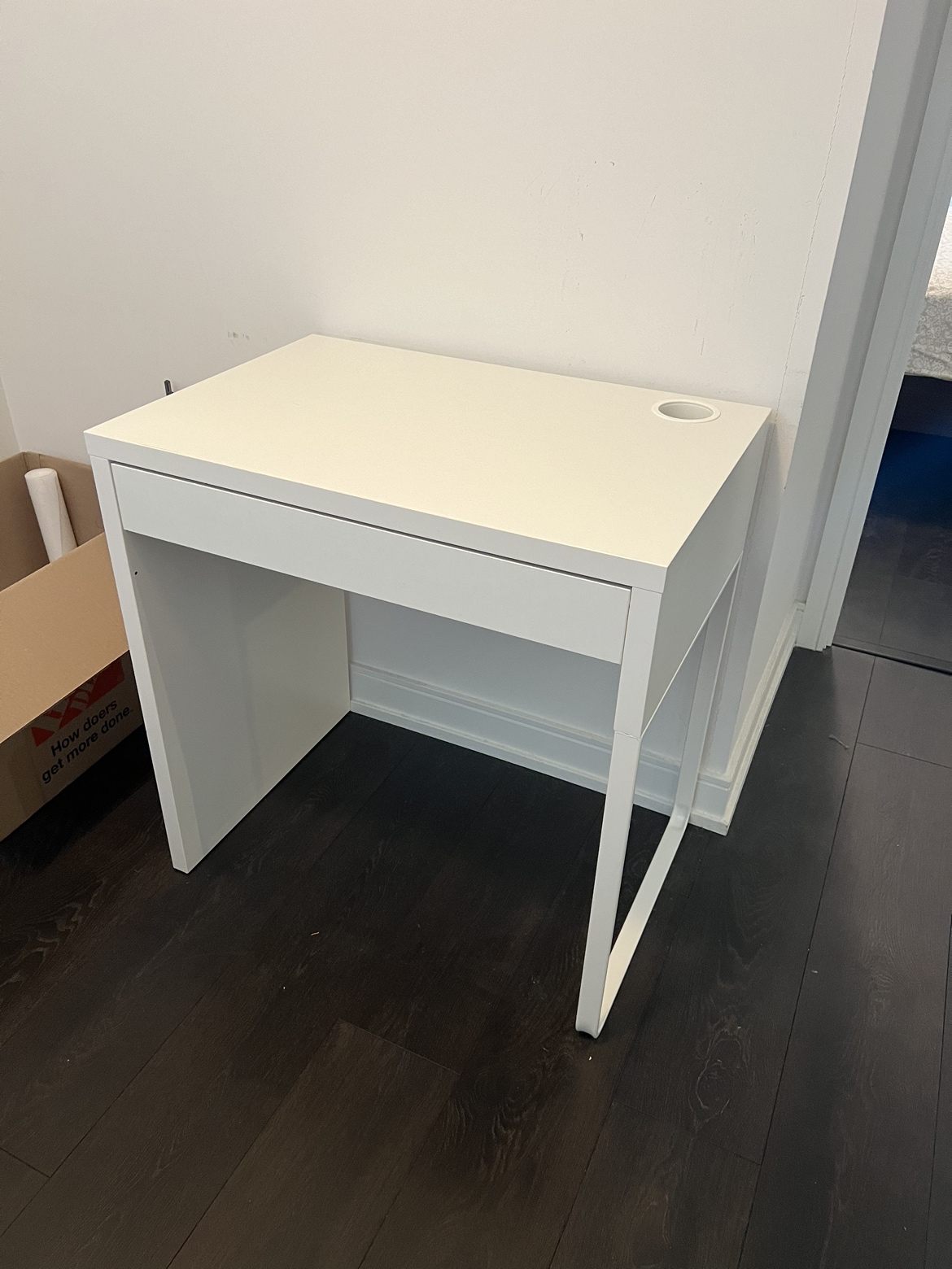 [Moving out] IKEA table - MICKE image indicator(2)