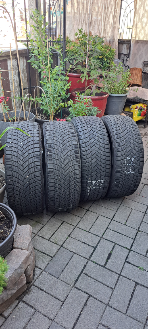 4 Michellin X Ice (245/50 R 20) with tire storage covers cover