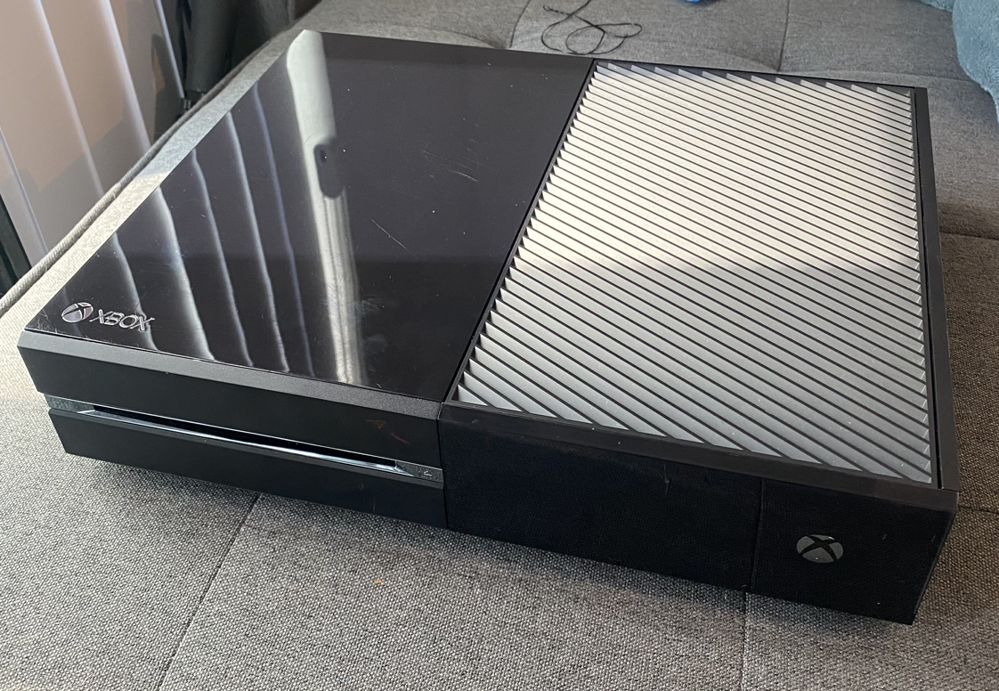 Xbox One barely used, in good condition