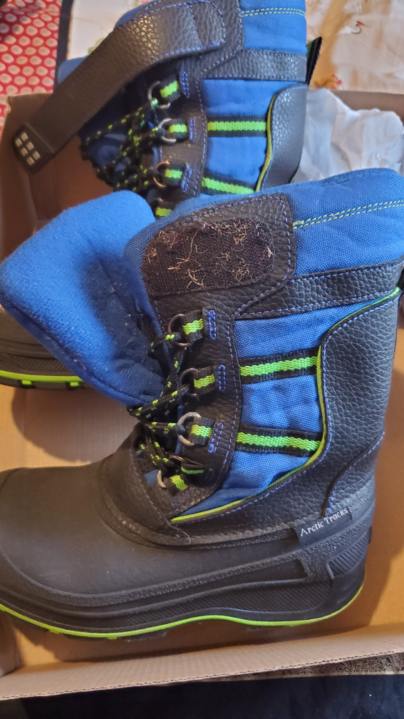 Boy's winter boots size 2 thumbnail