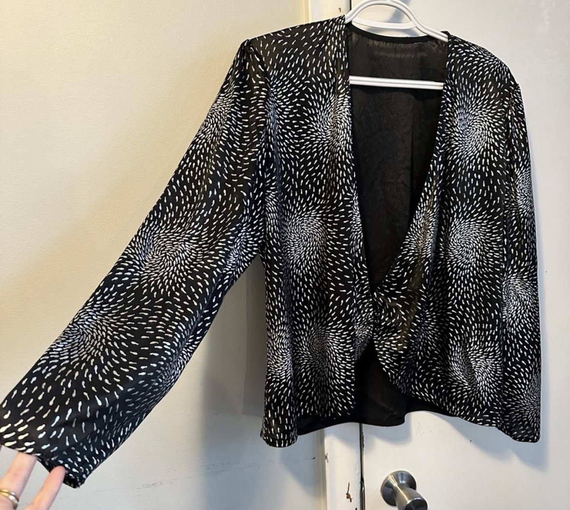 Stunning black and silver light weight blazer sz L image indicator(3)