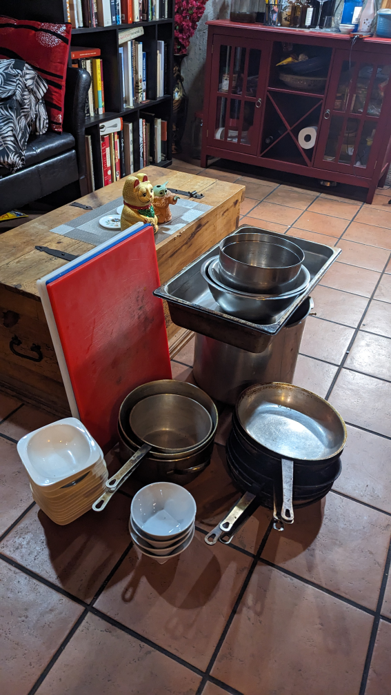 Free bowls, pans and cooking equipment thumbnail