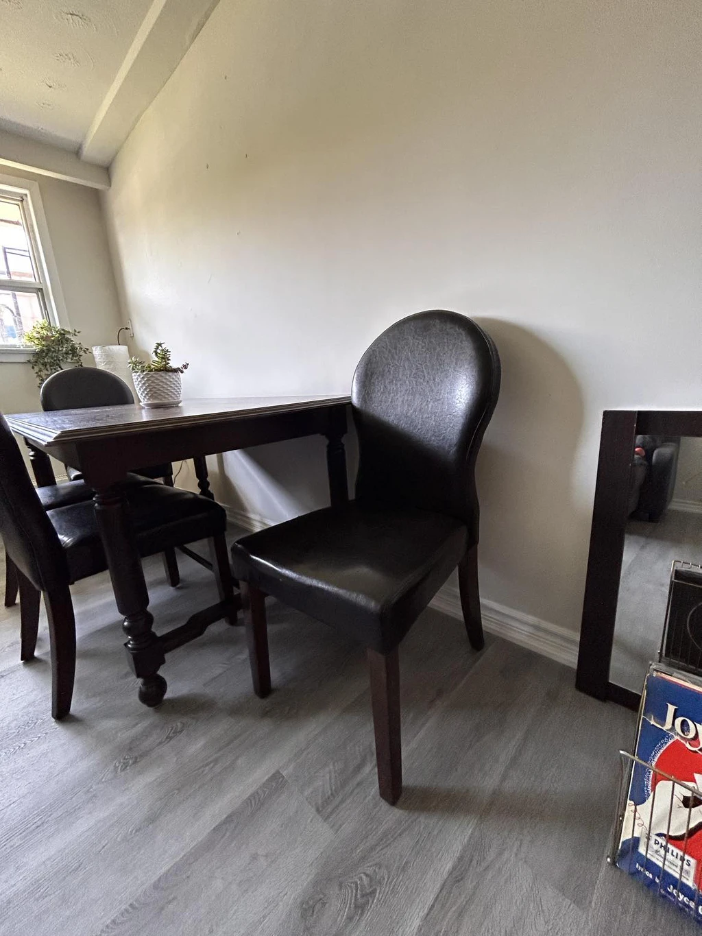 URGENT, Extendable wooden table + 4 faux leather chairs image indicator(2)