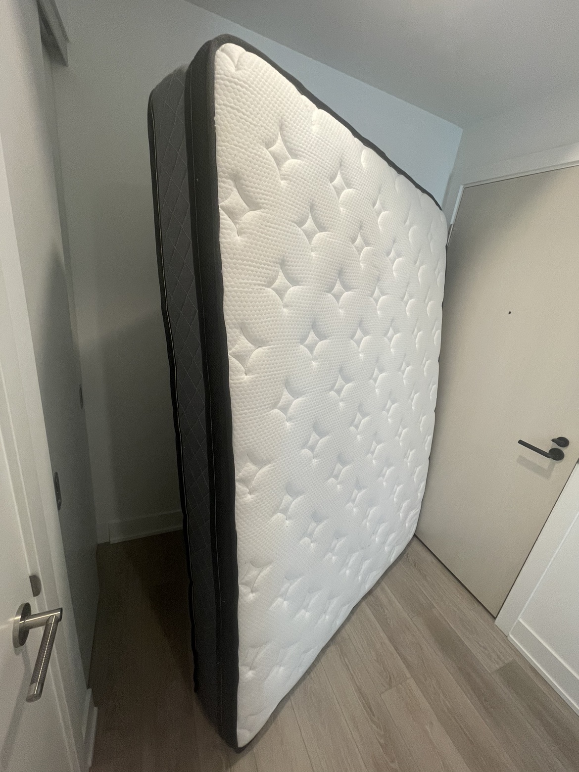 Queen Mattress 10 inches - photo 2