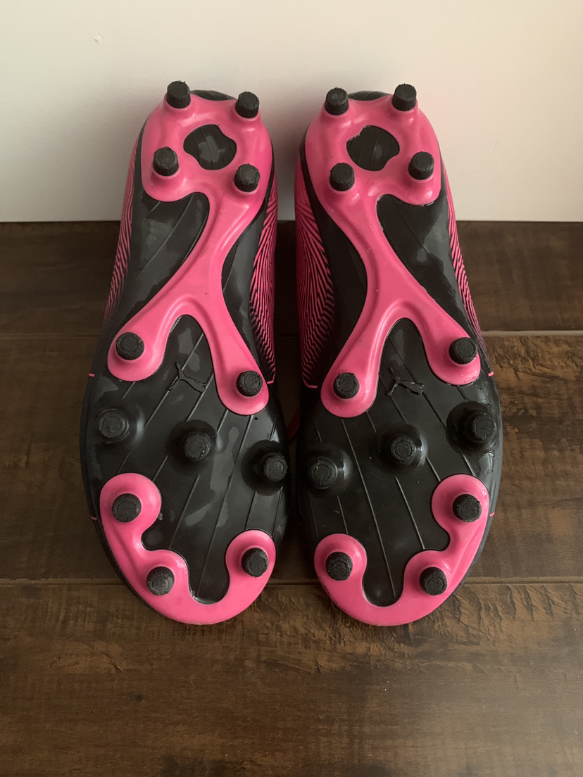 Puma youth Soccer cleats/ shoes , new condition size 3 image indicator(2)