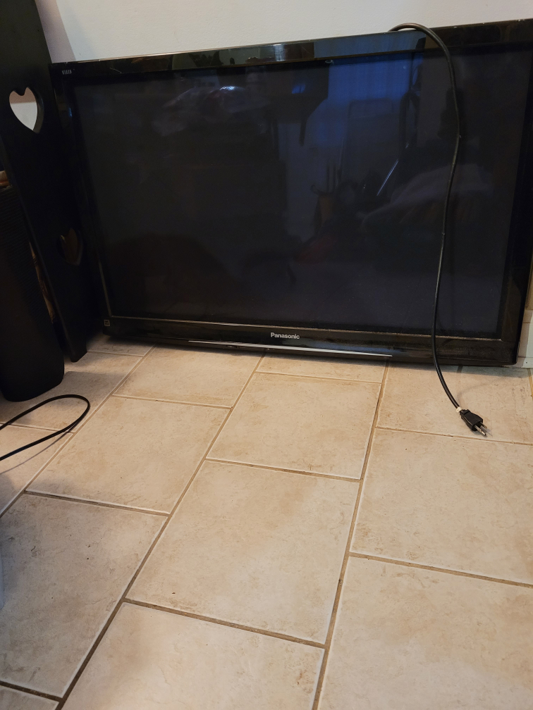 Large screen TV/NO STAND #FREECYCLE