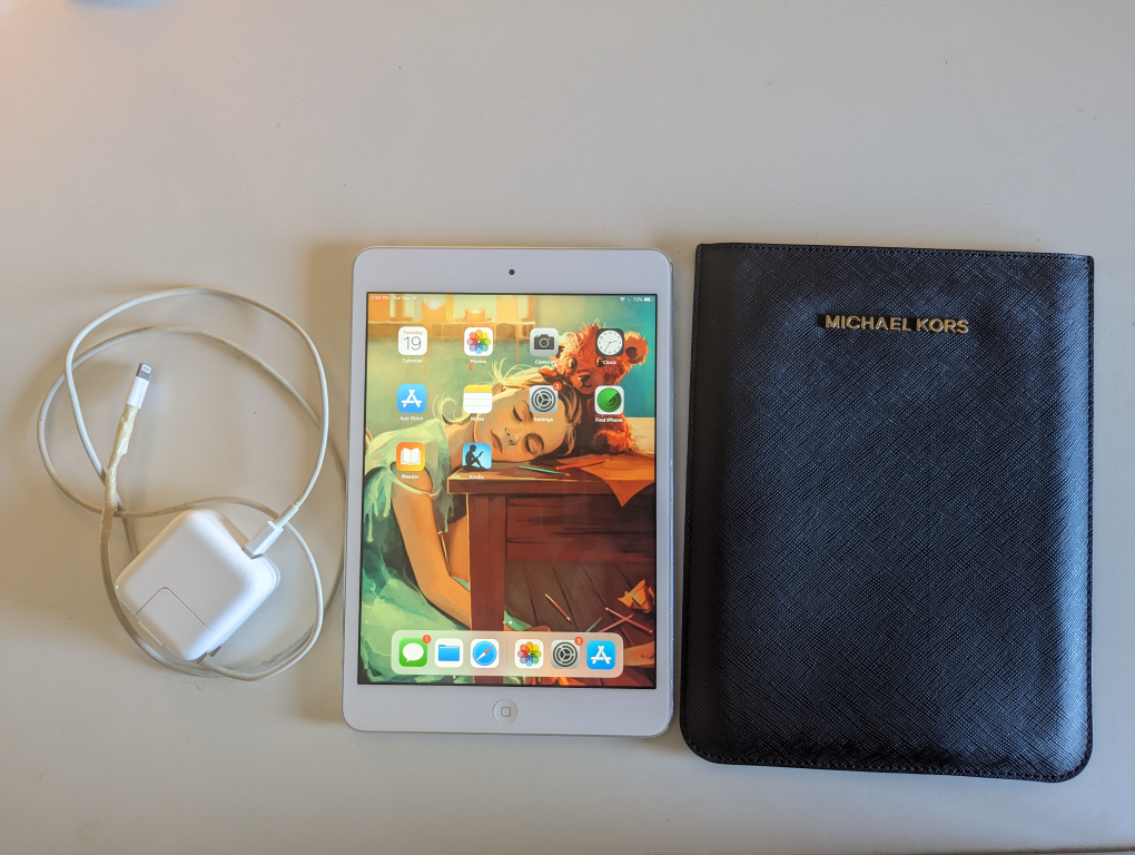 Apple iPad mini 2 + Charger + Michael Kors Case thumbnail