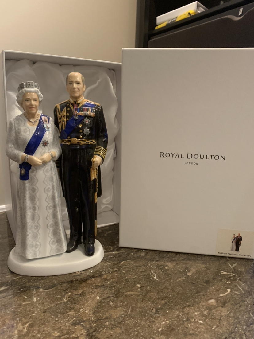 Queen and King statue, Royal Doulton