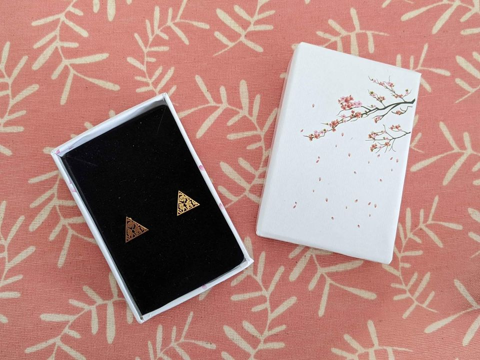 Cute little gift: BNIB stud earrings image indicator(8)