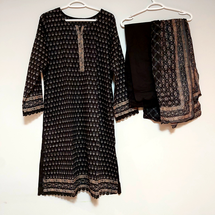 Pakistani Ladies Lawn Suits 3 Pieces Original SALINA Large Size image indicator(3)