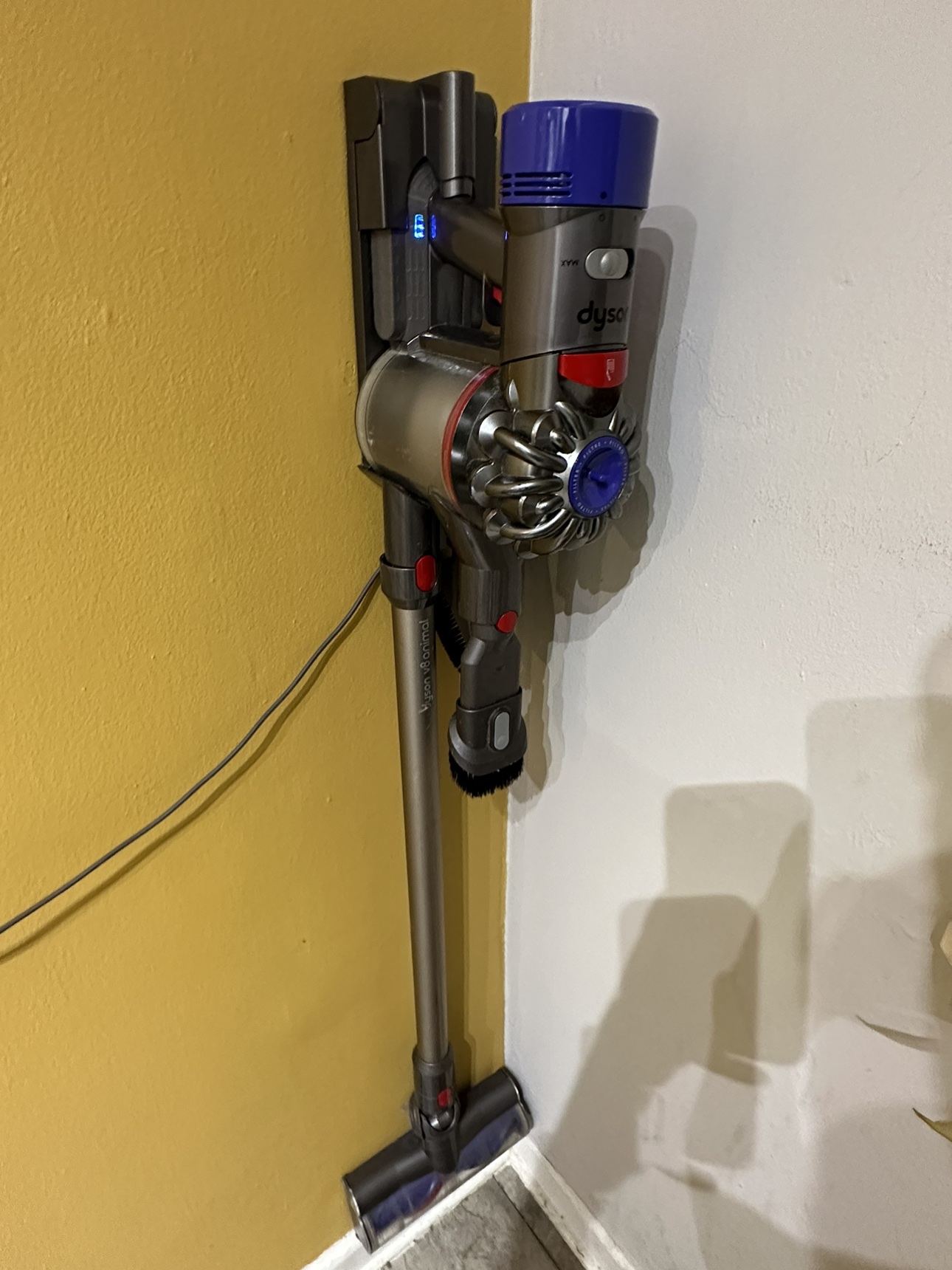 dyson v8 vacuum - photo 2