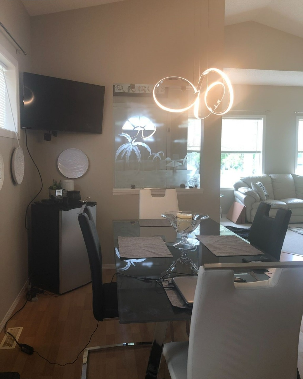 Expandable Glasstop kitchen table and chairs