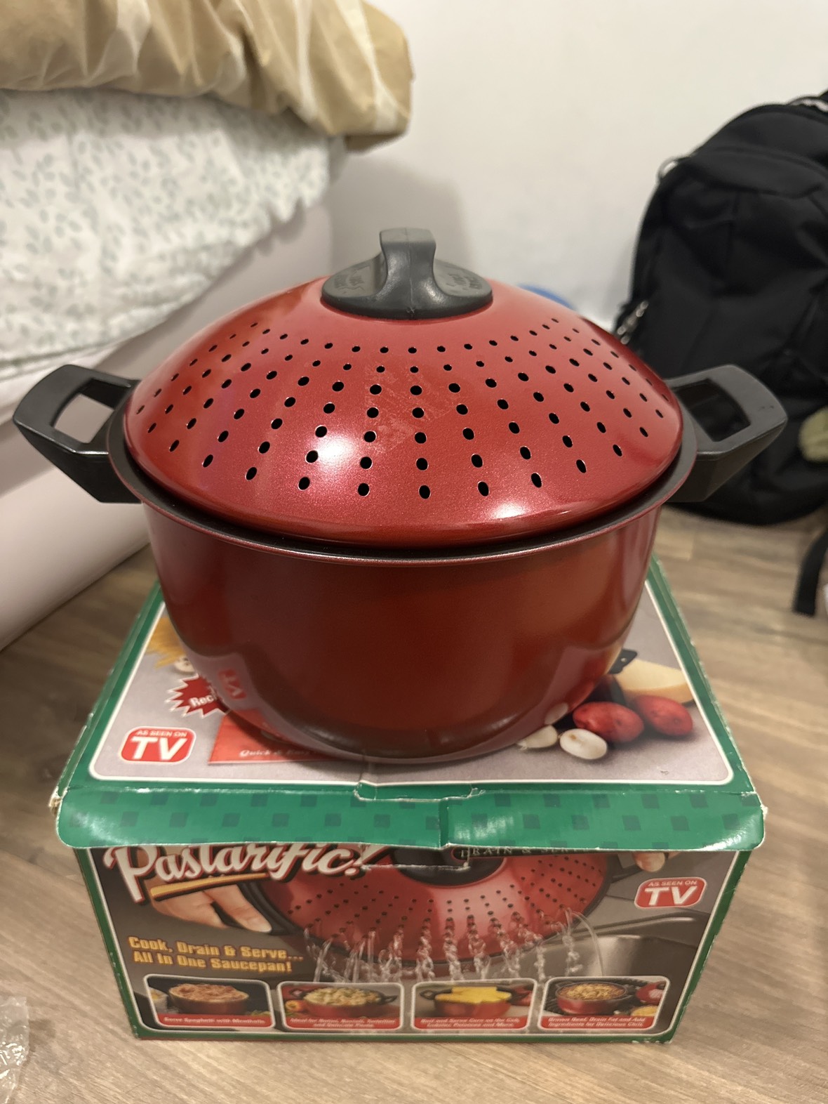 Red pot with draining holes thumbnail
