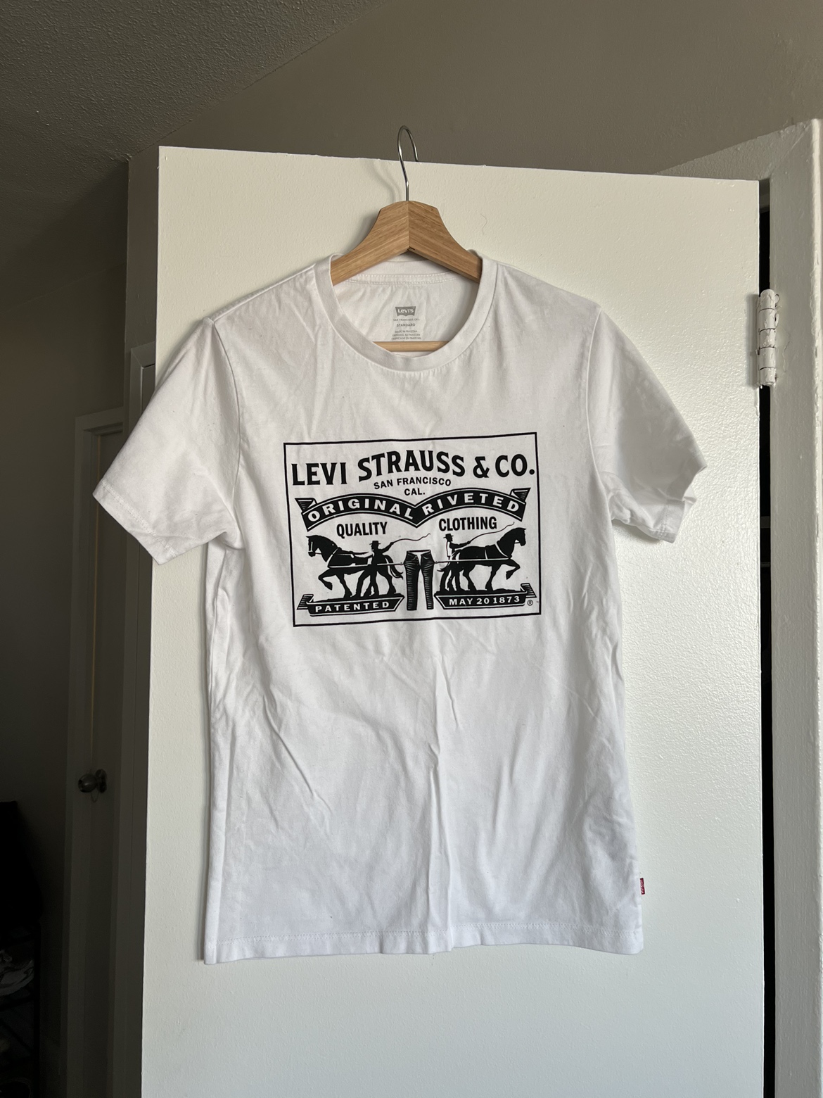 Levi’s women’s shirt thumbnail