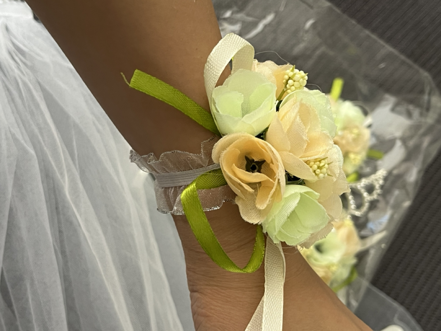 Bridal veil and synthetic bouquet #freecycle - photo 3